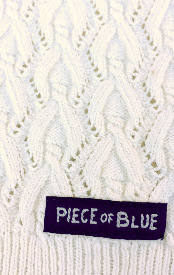 Hvid kortærmet Pullover Strikket i ren Bomuld med Fint Strikmønster til Kvinder fra Piece of Blue. Close up 2.